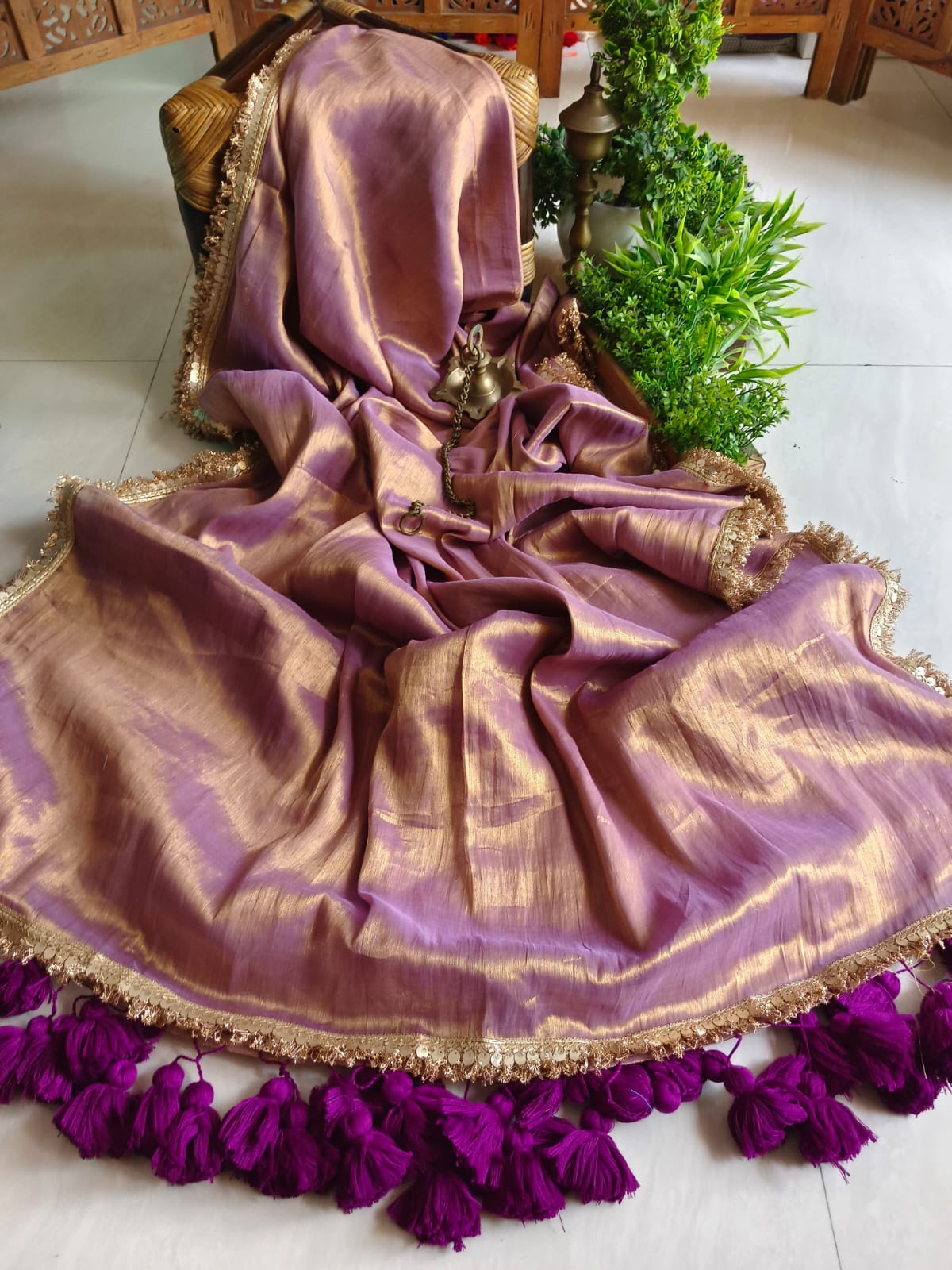 Mul tissue saree with lace borders